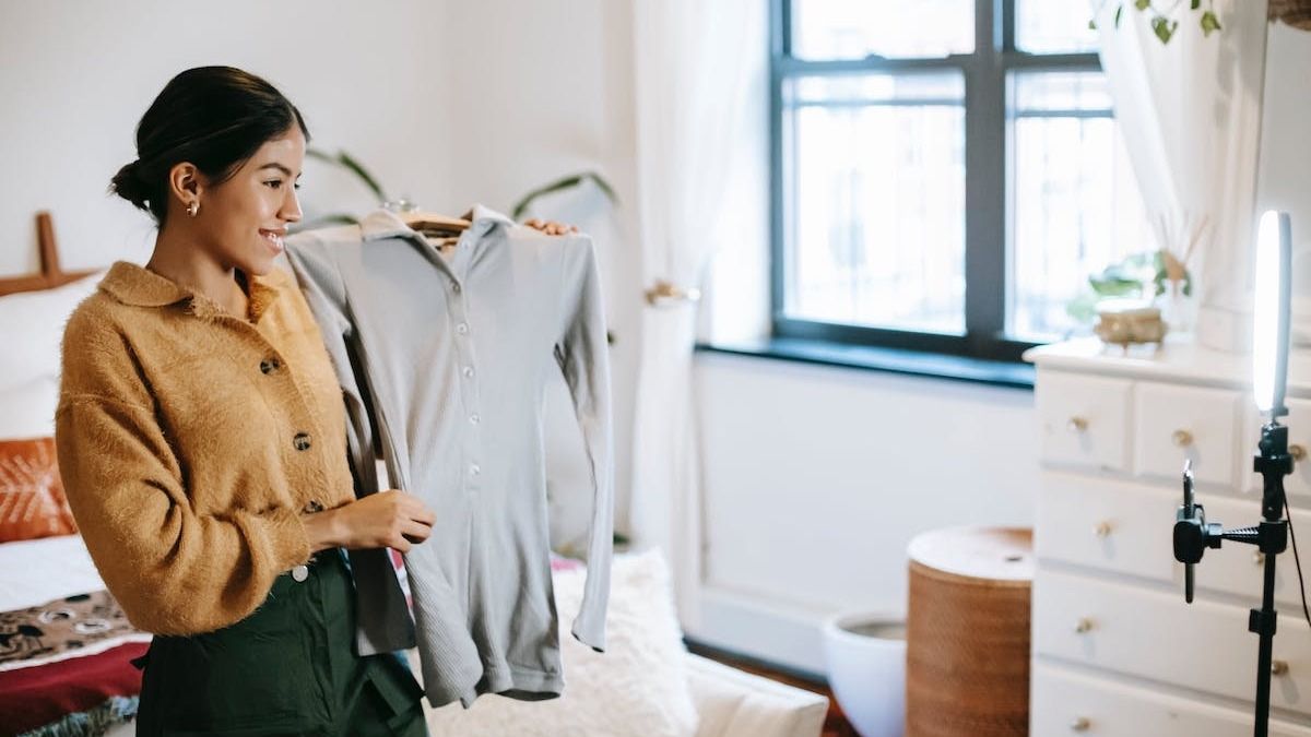 shoppable livestream influencer showing off a shirt